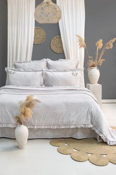 Фото Постельное белье с покрывалом-пике и вышивкой Saheser Fiorella Light Grey Варена Хлопок