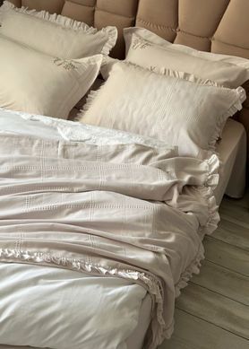 Фото Постельное белье с покрывалом-пике и вышивкой Saheser Fiorella Light Grey Варена Хлопок