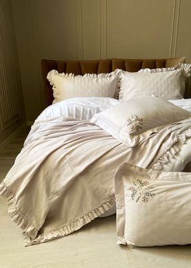 Фото Постельное белье с покрывалом-пике и вышивкой Saheser Fiorella Light Grey Варена Хлопок