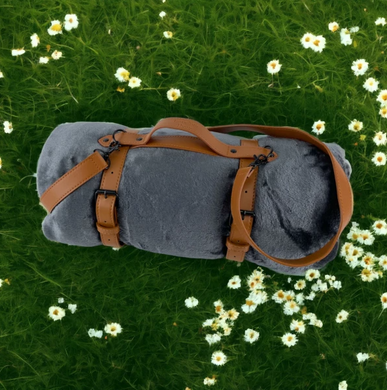 Фото Однотонный флисовый плед Wellsoft Travel с ремнем Темно-серый