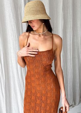 Фото Ажурное платье макси на тонких бретелях Lace Янтарное