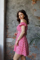 Фото Малиновое мини платье в цветочный принт из софта